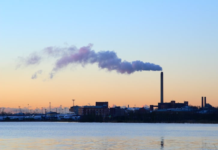 Voimalaitos ja auringonlasku