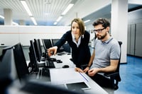 IT-henkilöstö työskentelemässä
